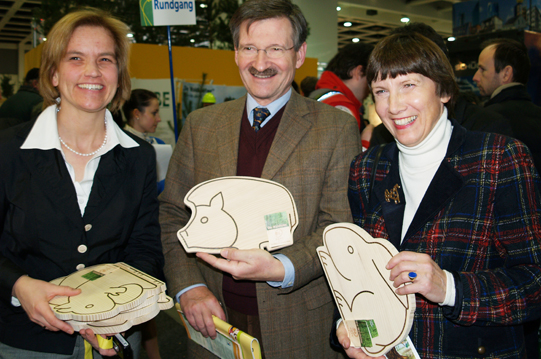 Dr. Seeling (links) beim Rundgang mit MdB Dr. Hermann Otto Solms (Mitte) und MdB Dr. Christel Happach-Kasan (rechts)