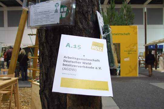 Wegweiser durch die Halle 4.2 – hier Stand der AGDW