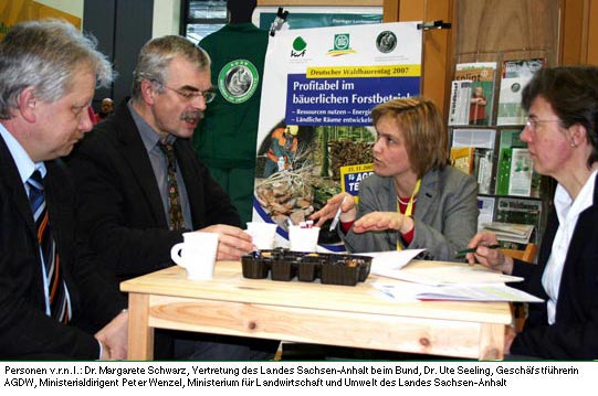 Gespräch am Stand der AGDW