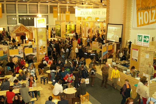 Die Besucher zeigen großes Interesse an der Multitalent Holz Halle