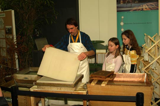 Staunende kleine Helfer beim Papierschöpfen mit Martin-Jens Schröder